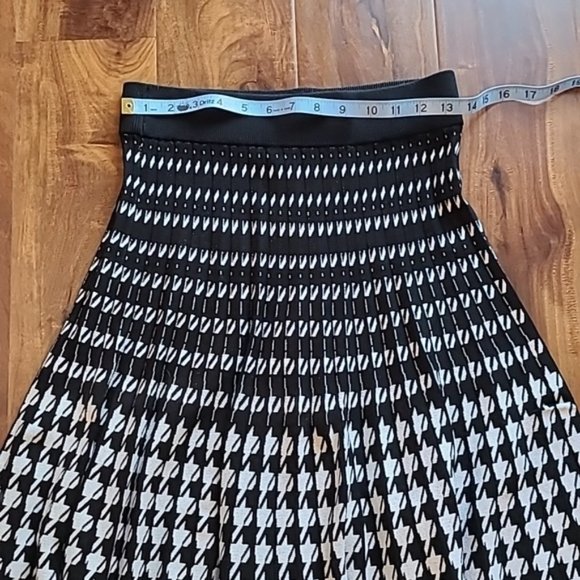 Banana Republic Houndstooth Pleated Knit Skirt - Picture 9 of 10